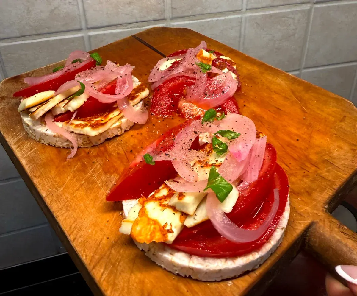 Rice cakes cu halloumi, roșii și ceapă murată